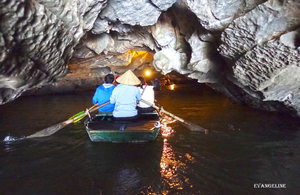 陸龍灣石灰岩洞划船