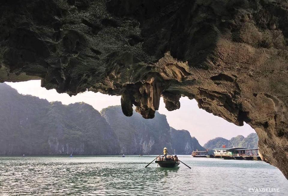 下龍灣石灰岩洞穿越